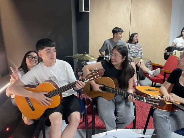 Un musical del IES Juan de la Cierva y Codorn�u visibiliza la soledad no deseada y fomenta el voluntariado juvenil - 5
