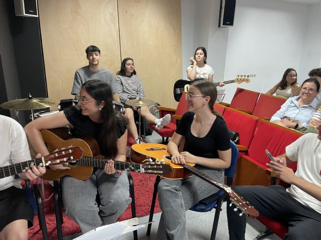 Un musical del IES Juan de la Cierva y Codorn�u visibiliza la soledad no deseada y fomenta el voluntariado juvenil - 6