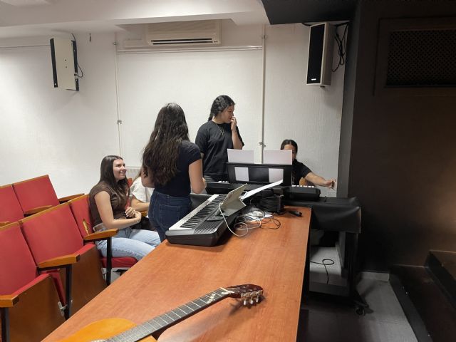 Un musical del IES Juan de la Cierva y Codorn�u visibiliza la soledad no deseada y fomenta el voluntariado juvenil - 7