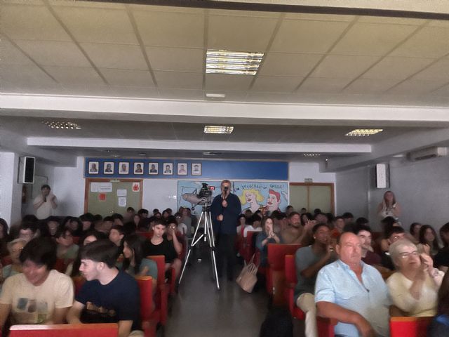 Un musical del IES Juan de la Cierva y Codorn�u visibiliza la soledad no deseada y fomenta el voluntariado juvenil - 8
