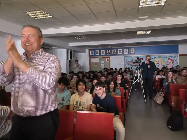 Un musical del IES Juan de la Cierva y Codorn�u visibiliza la soledad no deseada y fomenta el voluntariado juvenil - 11