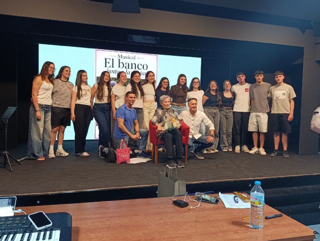 Un musical del IES Juan de la Cierva y Codorn�u visibiliza la soledad no deseada y fomenta el voluntariado juvenil - 12