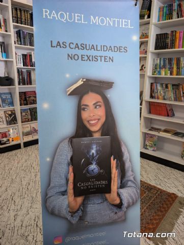 Totana arropa a Raquel Montiel en la presentaci�n de su primera novela: 