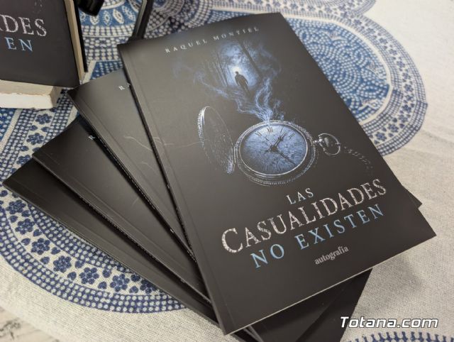 Totana arropa a Raquel Montiel en la presentaci�n de su primera novela: 