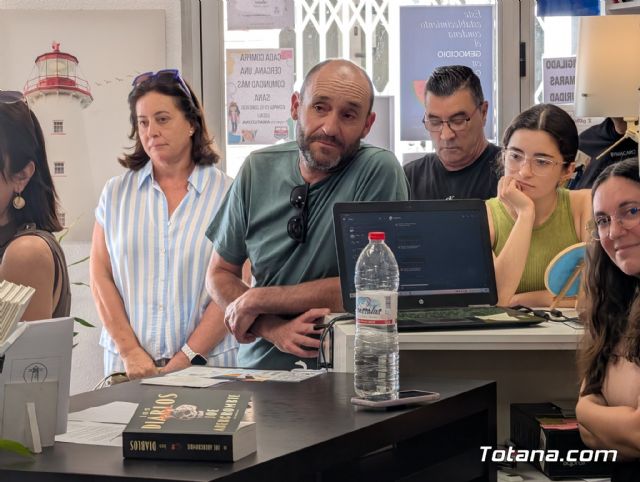 Totana arropa a Raquel Montiel en la presentaci�n de su primera novela: 