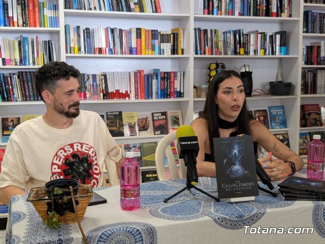 Totana arropa a Raquel Montiel en la presentaci�n de su primera novela: 