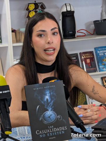 Totana arropa a Raquel Montiel en la presentaci�n de su primera novela: 
