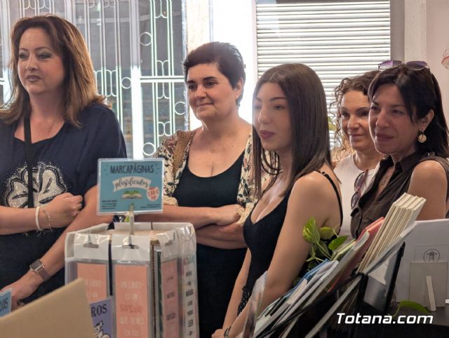 Totana arropa a Raquel Montiel en la presentaci�n de su primera novela: 