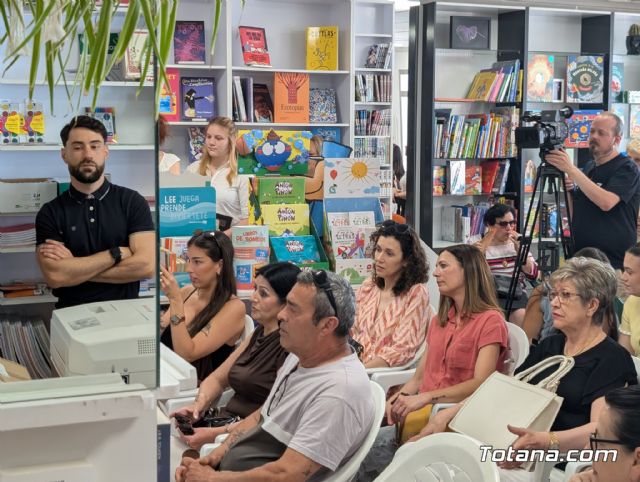 Totana arropa a Raquel Montiel en la presentaci�n de su primera novela: 