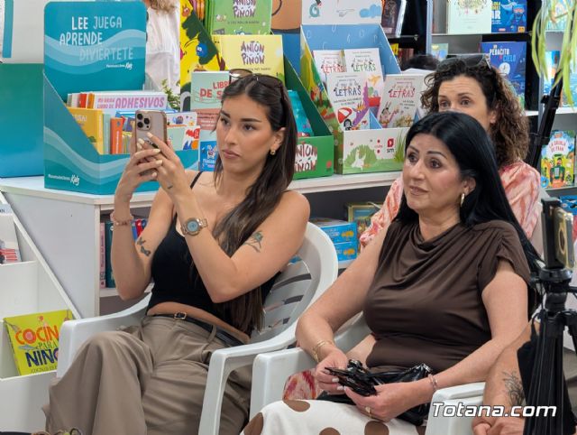 Totana arropa a Raquel Montiel en la presentaci�n de su primera novela: 