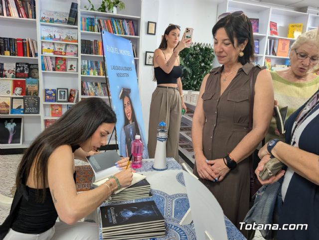 Totana arropa a Raquel Montiel en la presentaci�n de su primera novela: 