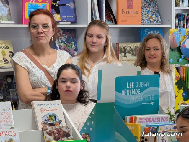 Totana arropa a Raquel Montiel en la presentaci�n de su primera novela: 