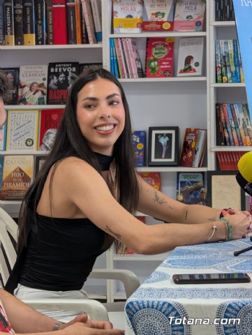 Totana arropa a Raquel Montiel en la presentaci�n de su primera novela: 
