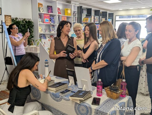 Totana arropa a Raquel Montiel en la presentaci�n de su primera novela: 