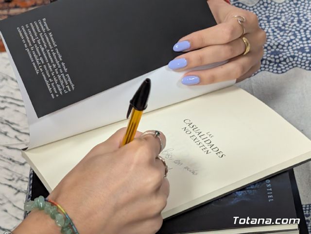 Totana arropa a Raquel Montiel en la presentaci�n de su primera novela: 