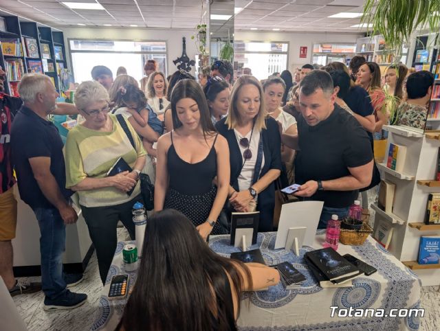 Totana arropa a Raquel Montiel en la presentaci�n de su primera novela: 
