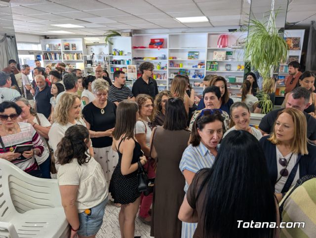 Totana arropa a Raquel Montiel en la presentaci�n de su primera novela: 