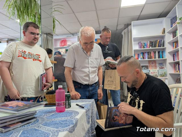 Antonio Sachs presenta en Librer�a Faro 