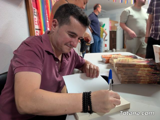 Sabidur�a entre jaulas y vuelos de libertad: el Centro Cultural y Obrero acogi� la presentaci�n de 