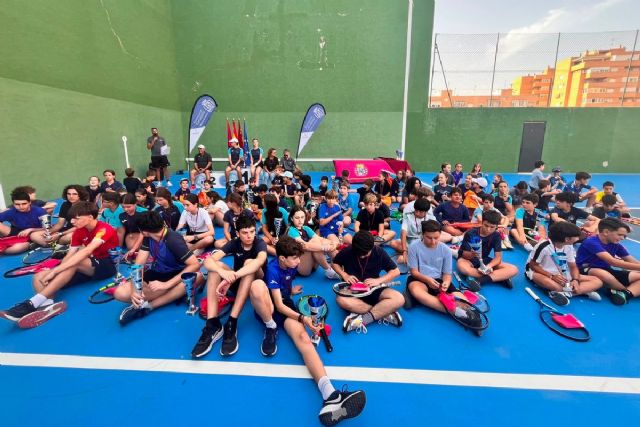 La escuela municipal de tenis sigue con las clases este verano en Cala Flores