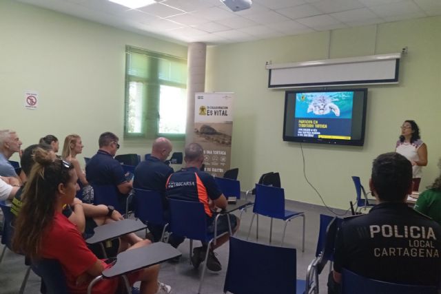 Cartagena forma a su personal municipal para coordinar la protecci�n de la tortuga boba en el litoral