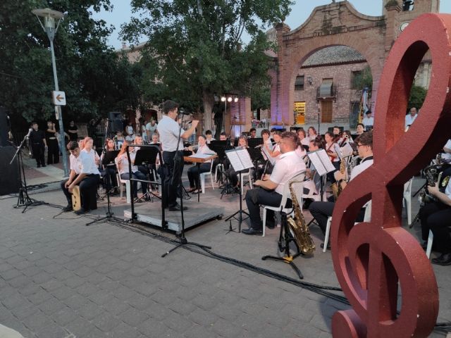 �xito del XXXV Festival de Bandas �Ciudad de Totana� celebrado en envidiable emplazamiento del atrio de La Santa con motivo de los festejos patronales de Santiago
