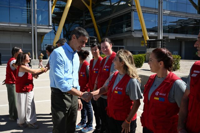 Pedro S�nchez recibe en el aeropuerto Adolfo Su�rez Madrid-Barajas al equipo START de la AECID a su regreso de Venezuela