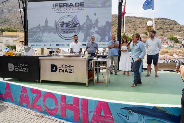 La I Feria de la Almadraba muestra con éxito a veraneantes y visitantes el producto de esta arte de pesca tradicional La I Feria de la Almadraba muestra con éxito a veraneantes y visitantes el producto de esta arte de pesca tradicional