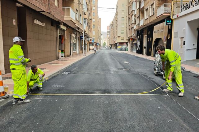 La calle Carlos III mejora su firme e incorpora nuevos elementos para reforzar la seguridad vial