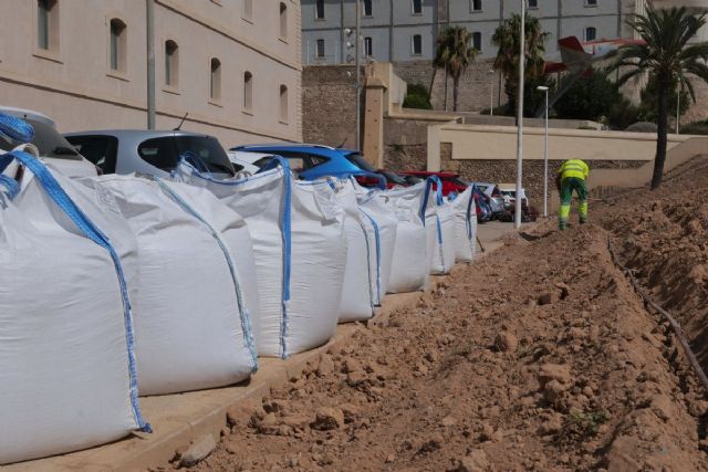 El Ayuntamiento de Cartagena resiembra el césped del talud junto al monumento a la Patrulla Águila El Ayuntamiento de Cartagena resiembra el césped del talud junto al monumento a la Patrulla Águila