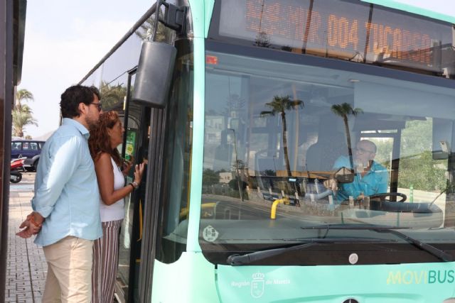 Deja el coche y sube al faro: Cabo de Palos refuerza el autob�s lanzadera al faro, que ser� gratuito durante Cabo de Pop