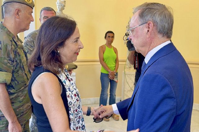 La ministra de Defensa visita las unidades en misi�n de presencia, vigilancia y apoyo en Ceuta
