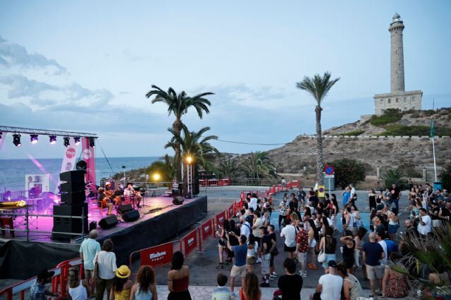 Cerca de 7.000 personas disfrutan del festival Cabo de Pop, que combina m�sica independiente, actividades n�uticas y sostenibilidad