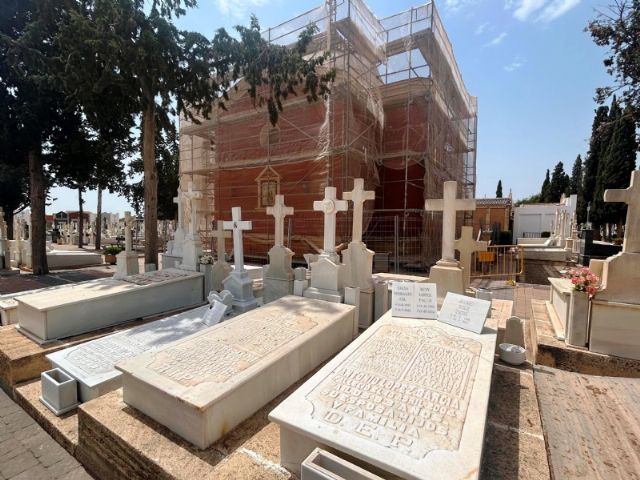 Continúan a buen ritmo las obras de restauración de la Capilla del Cementerio “Nuestra Señora del Carmen”, que se prolongarán hasta unas semanas previas a la festividad de Todos los Santos