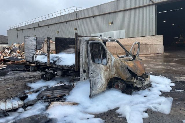 El incendio de un cami�n causa da�os en una nave de la planta de reciclaje de El Gorguel