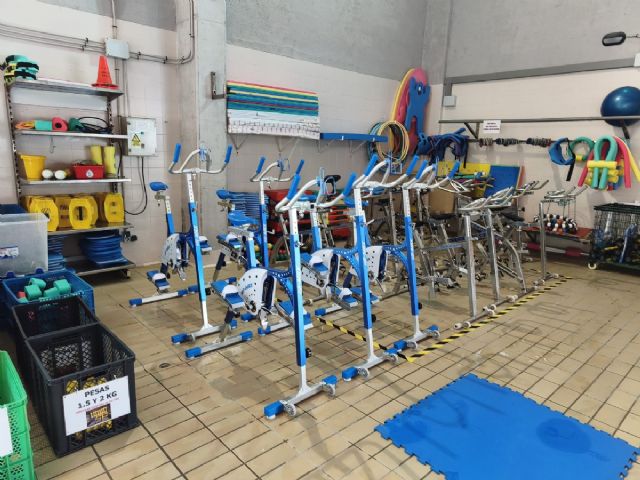 Deportes mejora el equipamiento de la piscina cubierta con cinco nuevas bicicletas acu�ticas