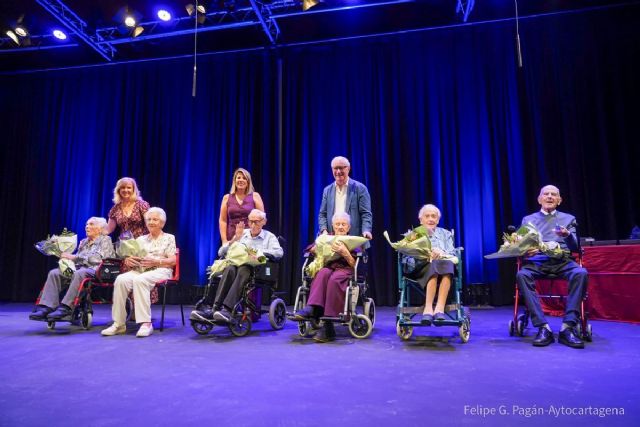 Cartagena homenajea a seis centenarios y reivindica una ciudad que crezca contando con sus mayores