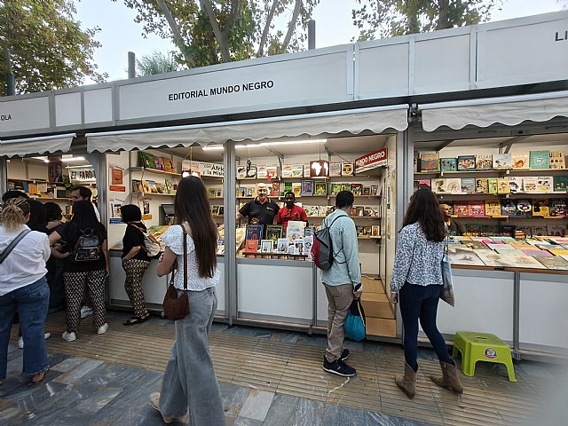 �frica en el coraz�n del Paseo Alfonso X: Mundo Negro vuelve a la Feria del Libro de Murcia - 4