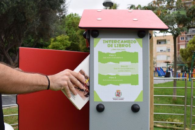 Cartagena incorpora un nuevo punto de intercambio de libros en el Parque de Los Juncos