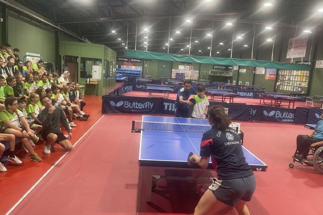 Escolares del Colegio Carmelitas participan en una jornada de iniciaci�n al tenis de mesa