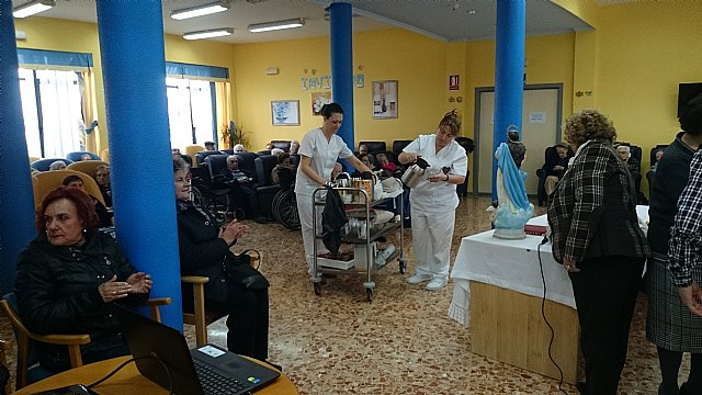 Homenaje a la mujer ms longeva en la residencia 