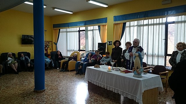 Homenaje a la mujer ms longeva en la residencia 