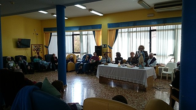 Homenaje a la mujer ms longeva en la residencia 