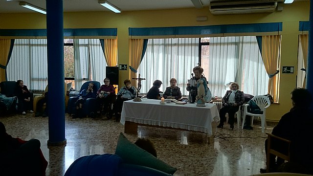 Homenaje a la mujer ms longeva en la residencia 