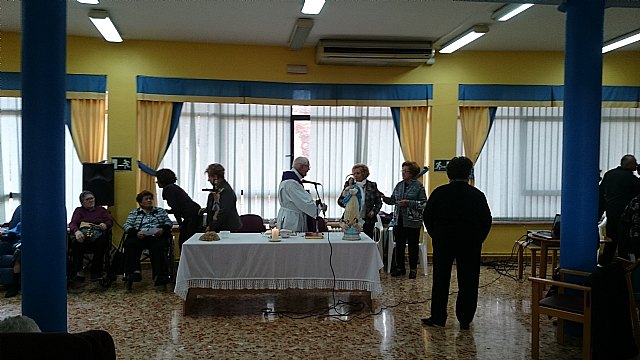 Homenaje a la mujer ms longeva en la residencia 