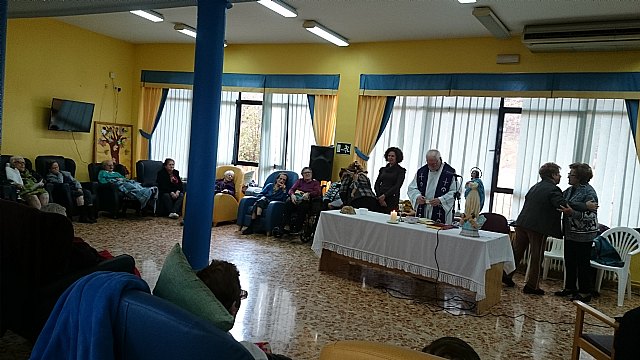 Homenaje a la mujer ms longeva en la residencia 