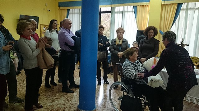 Homenaje a la mujer ms longeva en la residencia 