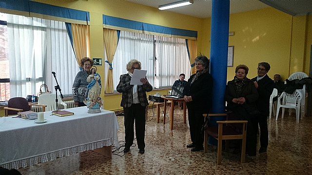 Homenaje a la mujer ms longeva en la residencia 