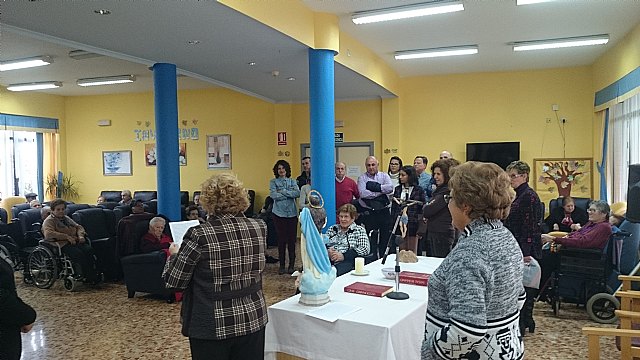 Homenaje a la mujer ms longeva en la residencia 