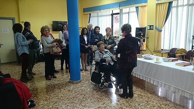 Homenaje a la mujer ms longeva en la residencia 